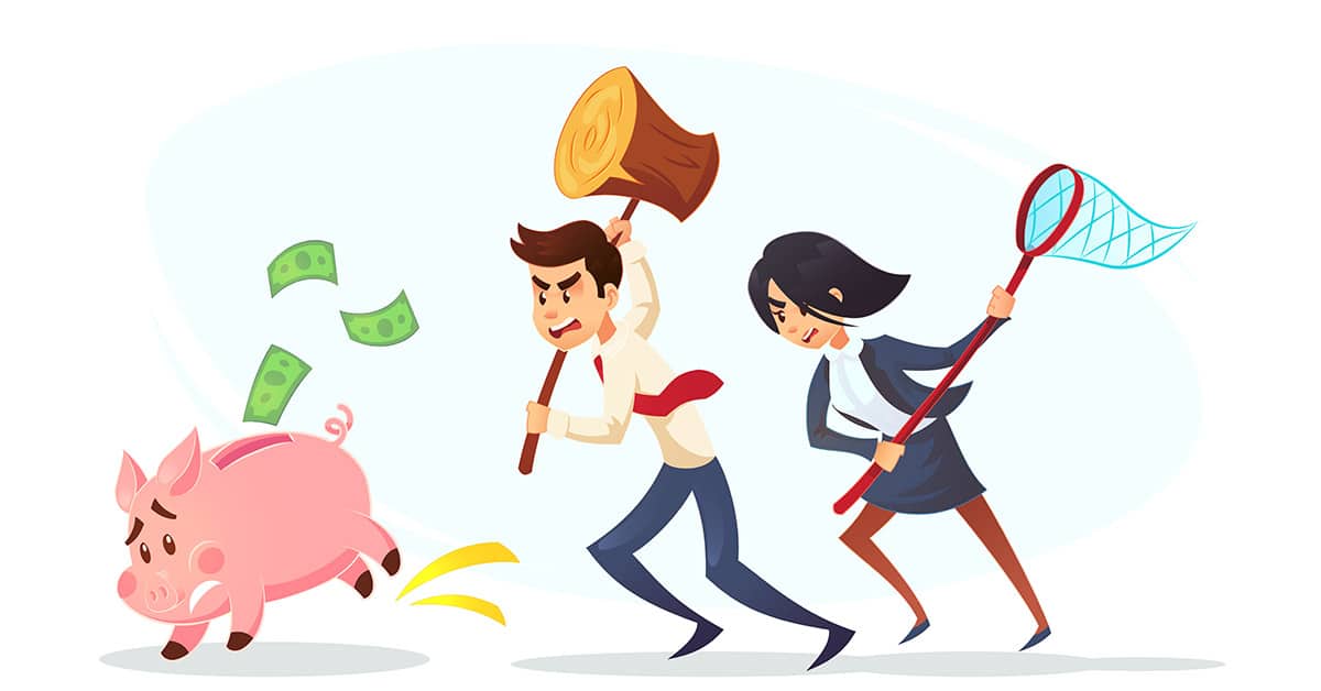 Eine Frau und ein Mann jagen ein Sparschwein | Immobilienfinanzierung Scheidung