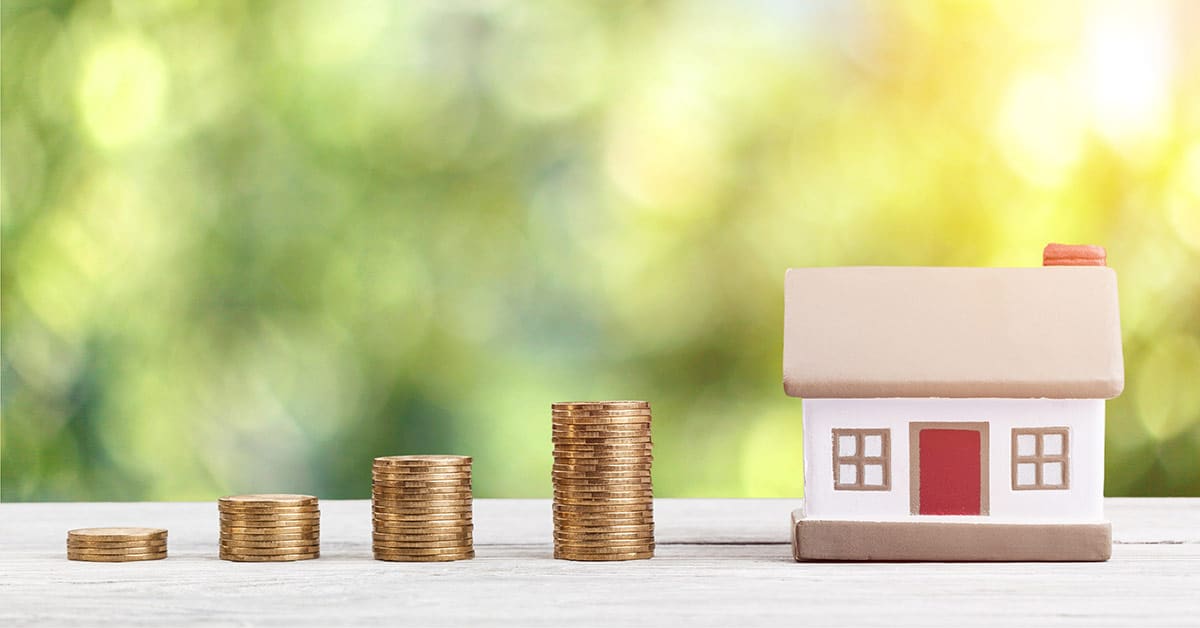 Münzhaufen und ein Haus