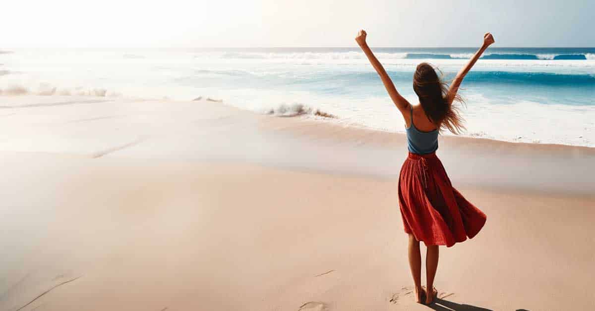 Frau fühlt sich befreit am Meer