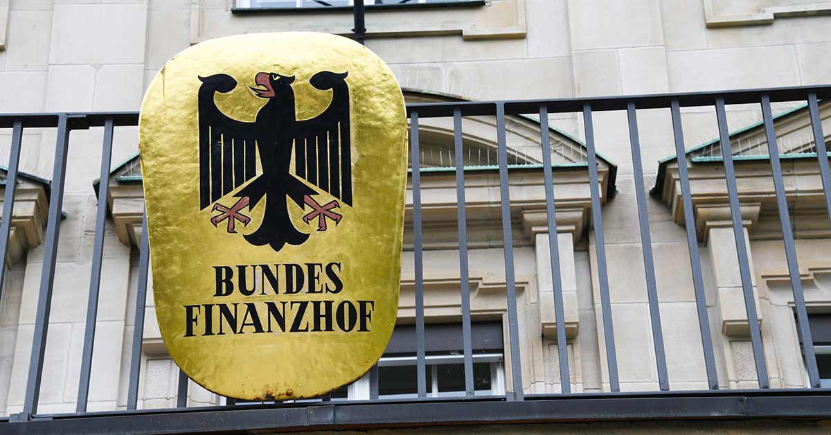 Wappen des Bundesfinanzhofs am Balkon des Gebäudes des Bundesfinanzhofs | Immobilie Erbe