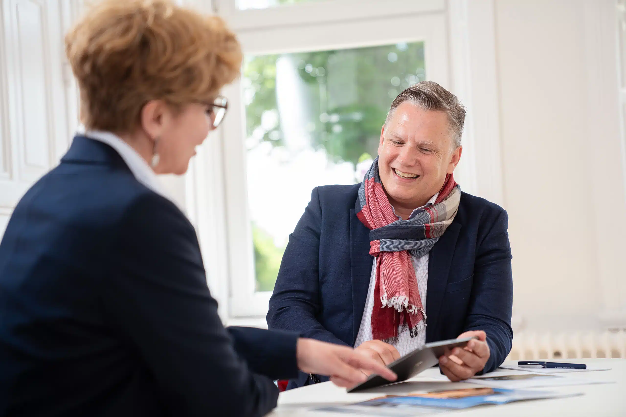 Gespräch mit Frau Hoffmann und Herrn Simon im Büro.