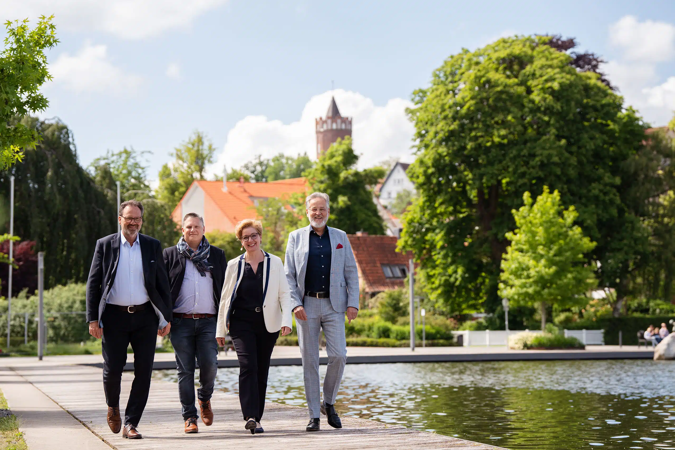 Wir von im Norden an der Uferpromenade.