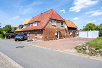 Blick auf das Haus und die Auffahrt mit Garagen - Für Kapitalanleger: Vermietete Mehrfamilien-Doppelhaushälfte in Blekendorf/Ostsee