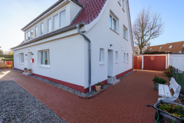 seitliche Hausansicht - Gepflegtes und renditestarkes Appartementhaus im Ostseebad Dahme