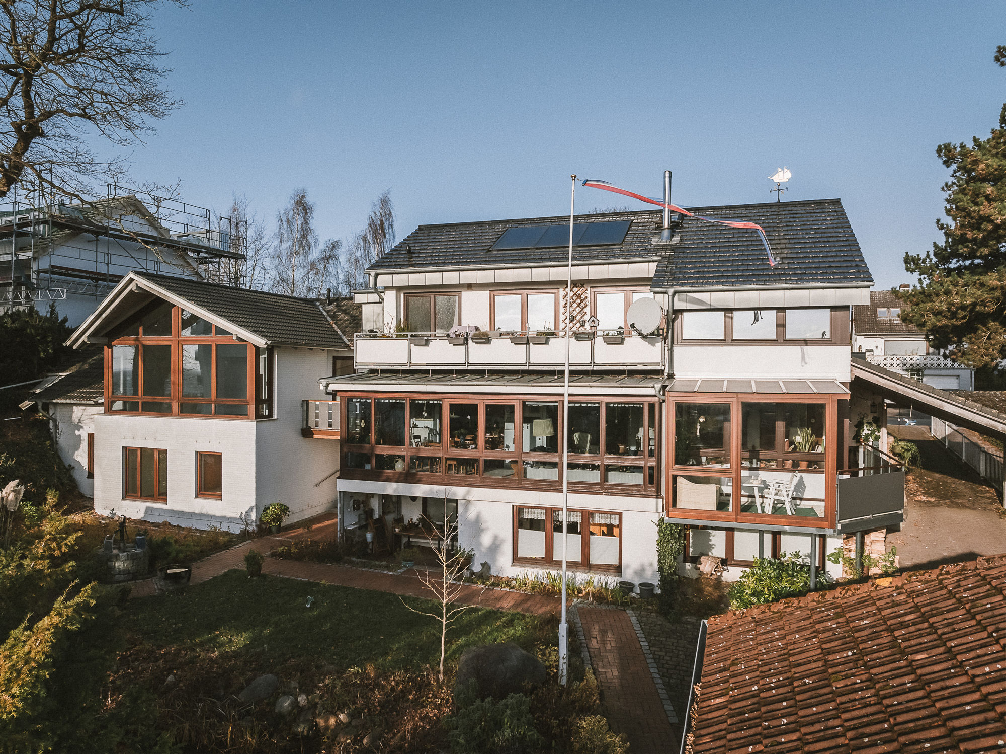 Gebäudeansicht vom Garten - Mehrfamilienhaus mit Ostseeblick, aufgeteilt in 3 Wohneinheiten (Einzelerwerb möglich)