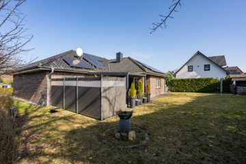 hinterer Grundstücksbereich - Komfortabler Bungalow mit nachhaltiger Energietechnik in familienfreundlicher Wohnlage
