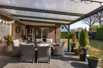 Terrasse mit Blick zum Wohnzimmer - Komfortabler Bungalow mit nachhaltiger Energietechnik in familienfreundlicher Wohnlage