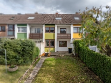 Hausansicht vom Garten - Sanierungsbedürftiges Reihenmittelhaus in Bad Malente