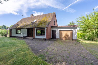 Frontansicht des Hauses mit Garage