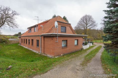 Zweifamilienhaus auf großem Grundstück inmitten der Holsteinischen Schweiz, 23714 Kirchnüchel, Zweifamilienhaus