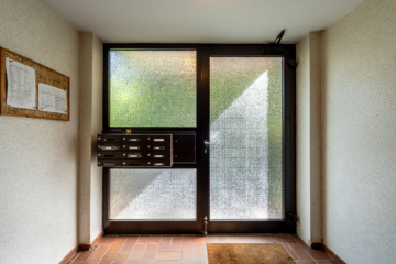 Hauseingang, Zugang zum Treppenhaus - Vermietete 2-Zimmer-Eigentumswohnung inkl. TG-Stellplatz in Eutin