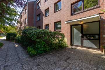 Zuwegung zum Hauseingang - Vermietete 2-Zimmer-Eigentumswohnung inkl. TG-Stellplatz in Eutin