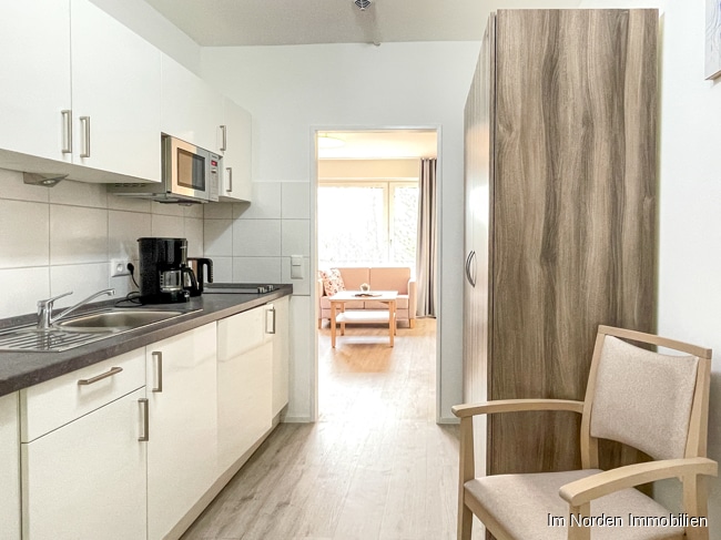 Wohnen auf der Wilhelmshöhe in Eutin: möblierte 1-Zimmer-Wohnung zu mieten - Flur mit Küchenzeile