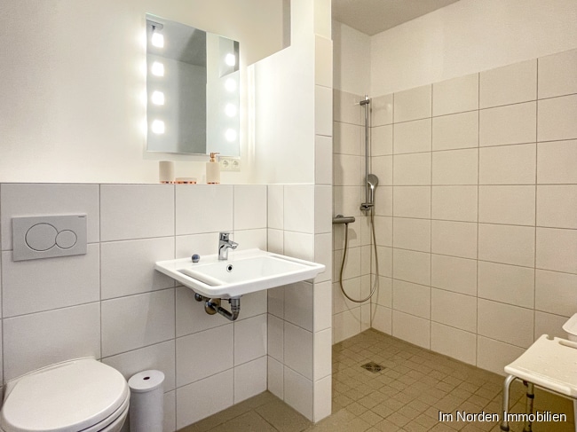 Wohnen auf der Wilhelmshöhe in Eutin: möblierte 1-Zimmer-Wohnung zu mieten - Badezimmer