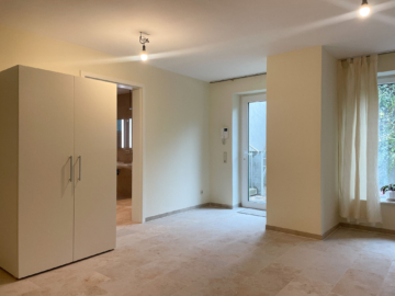 Blick zum Badezimmer - Elegante 1-Zimmer-Souterrain-Wohnung in Malente / Krummsee zu mieten