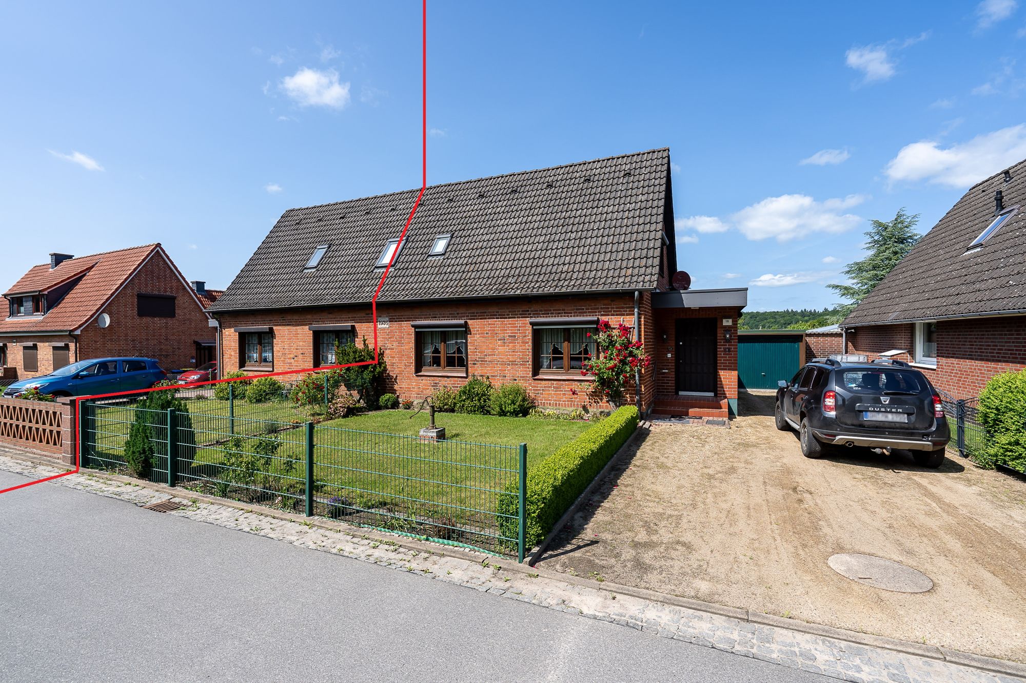 Hausansicht von der Straße - Gepflegte Doppelhaushälfte auf sonnigem Grundstück in Malente/Kreuzfeld