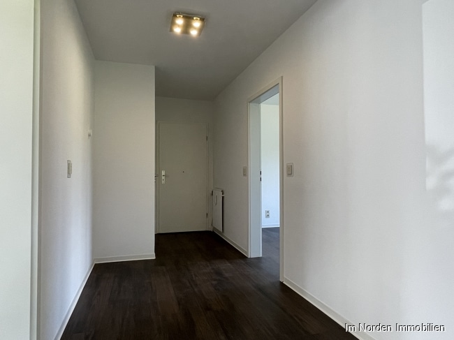 4-Zimmer-Wohnung mit sonnigem Balkon in Eutin zu mieten - Wohnungsflur
