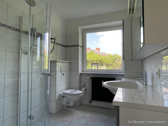 4-Zimmer-Wohnung mit sonnigem Balkon in Eutin zu mieten - Badezimmer