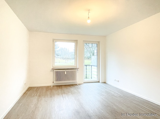 Wohnen auf der Wilhelmshöhe in Eutin: 2-Zimmer-Wohnung zu mieten - Wohnzimmer mit Balkon