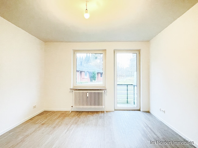 Wohnen auf der Wilhelmshöhe in Eutin: 2-Zimmer-Wohnung zu mieten - Wohnzimmer mit Balkon