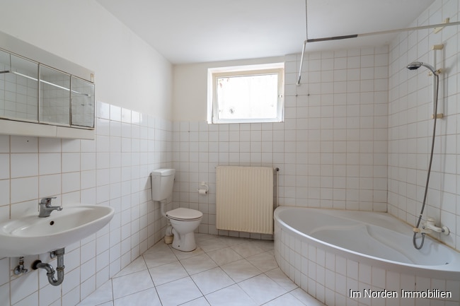 Teilsaniertes Haus mit 3 Wohneinheiten in Malkwitz / Gemeinde Malente - Badezimmer im Kellergeschoss