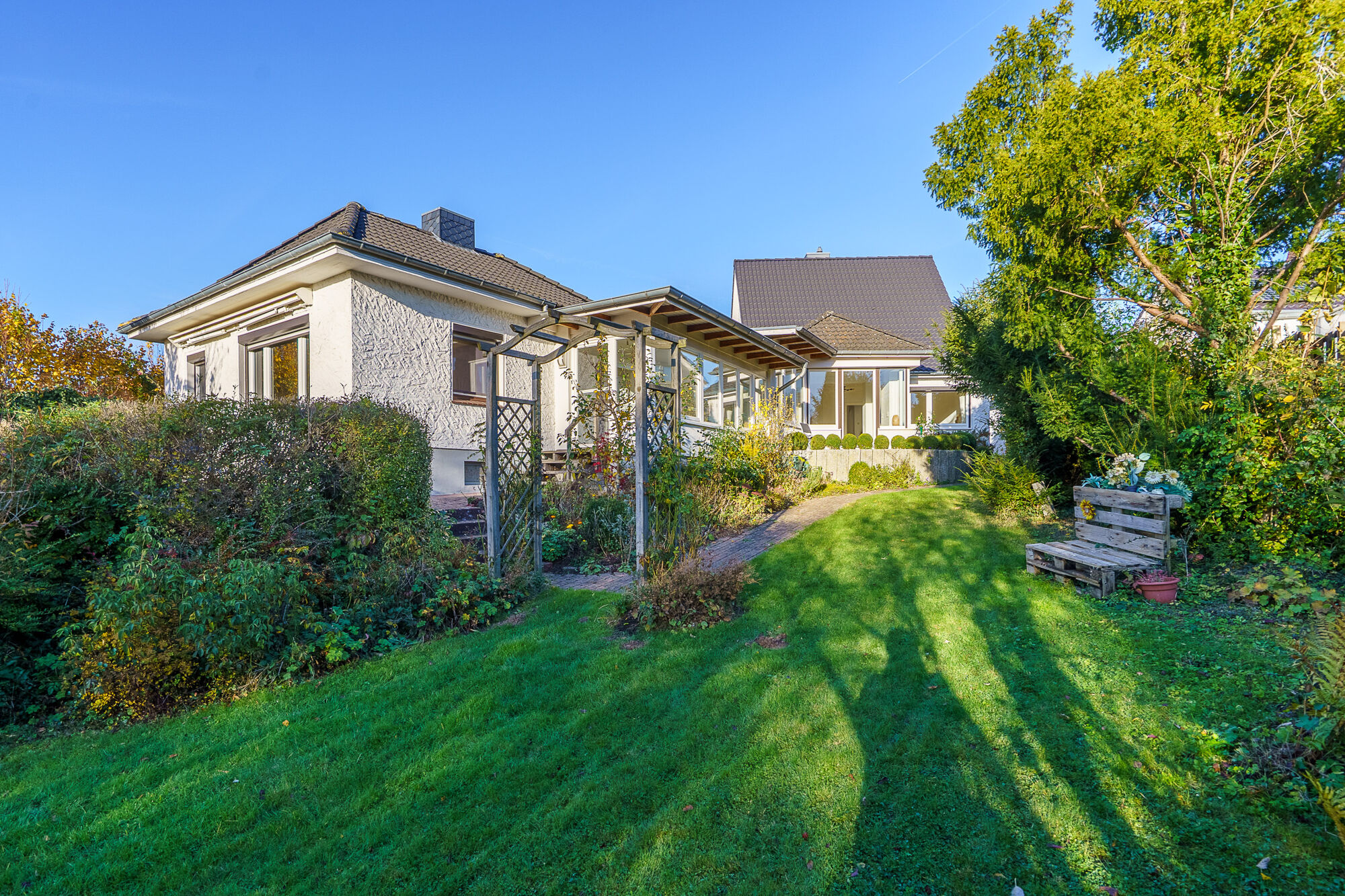 Blick aus dem Garten - Zwei verbundene Häuser in beliebter Lage von Eutin