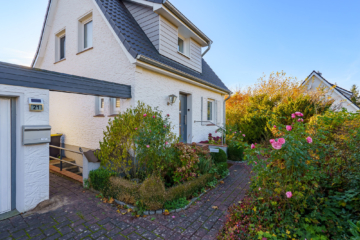 Vorderes Haus, Ansicht vom Vorgarten - Zwei verbundene Häuser in beliebter Lage von Eutin