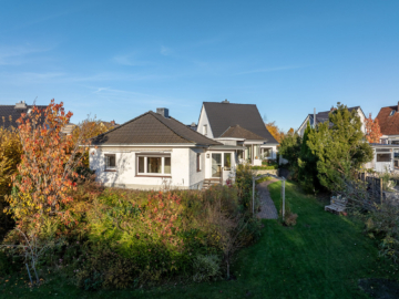 Blick vom Garten auf die Immobilie - Zwei verbundene Häuser in beliebter Lage von Eutin