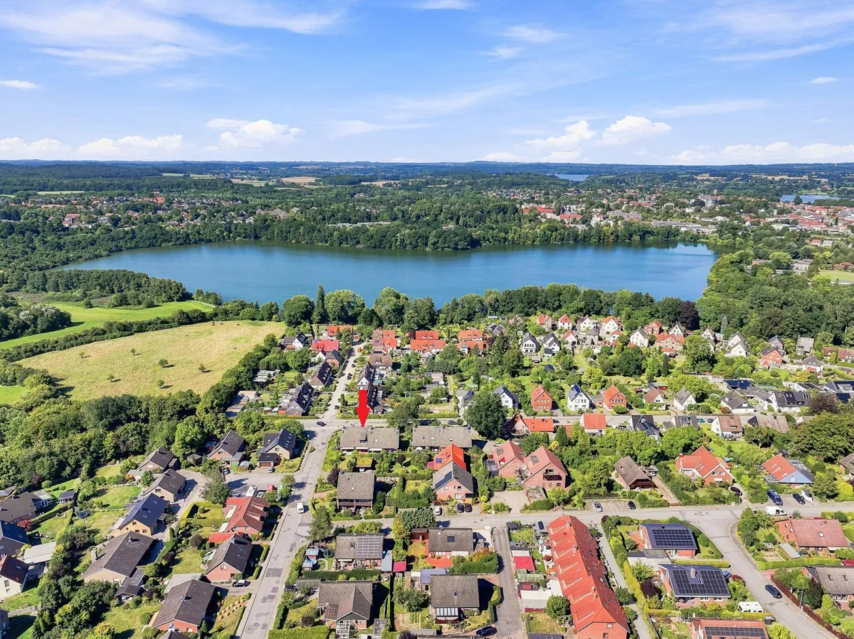 Blick auf das Reihenmittelhaus und zum Kleinen Eutiner See