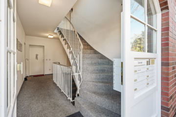 Hausflur mit Zugang zum Dachgeschoss - Maisonette-Eigentumswohnung in Seenähe mit Stellplatz in Bad Malente