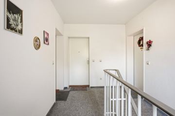 Hausflur vor der Wohnung - Maisonette-Eigentumswohnung in Seenähe mit Stellplatz in Bad Malente