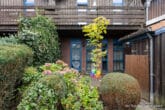Vermietete Eigentumswohnung im Reihenhausstil für Kapitalanleger - Terrasse vor dem Haus