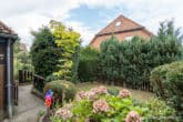 Vermietete Eigentumswohnung im Reihenhausstil für Kapitalanleger - Blick in den Garten