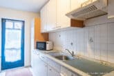 Vermietete Eigentumswohnung im Reihenhausstil für Kapitalanleger - Küchenbereich mit Zugang auf die Terrasse