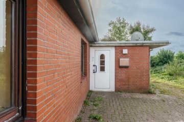 Blick auf den Hauseingang - Sanierungsbedürftiges Einfamilienhaus Nähe Eutin