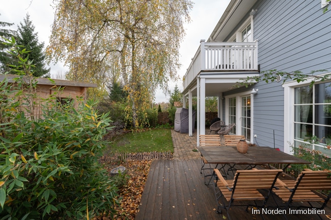 Energiesparsame Doppelhaushälfte mit gehobener Ausstattung in Bosau - Blick in den Garten
