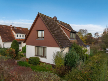 seitliche Strassenansicht - Einfamilienhaus mit großzügigem Grundstück – ideal für Paare oder kleine Familien