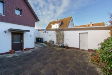 Hintereingang und Eingang zur Garage - Einfamilienhaus mit großzügigem Grundstück – ideal für Paare oder kleine Familien