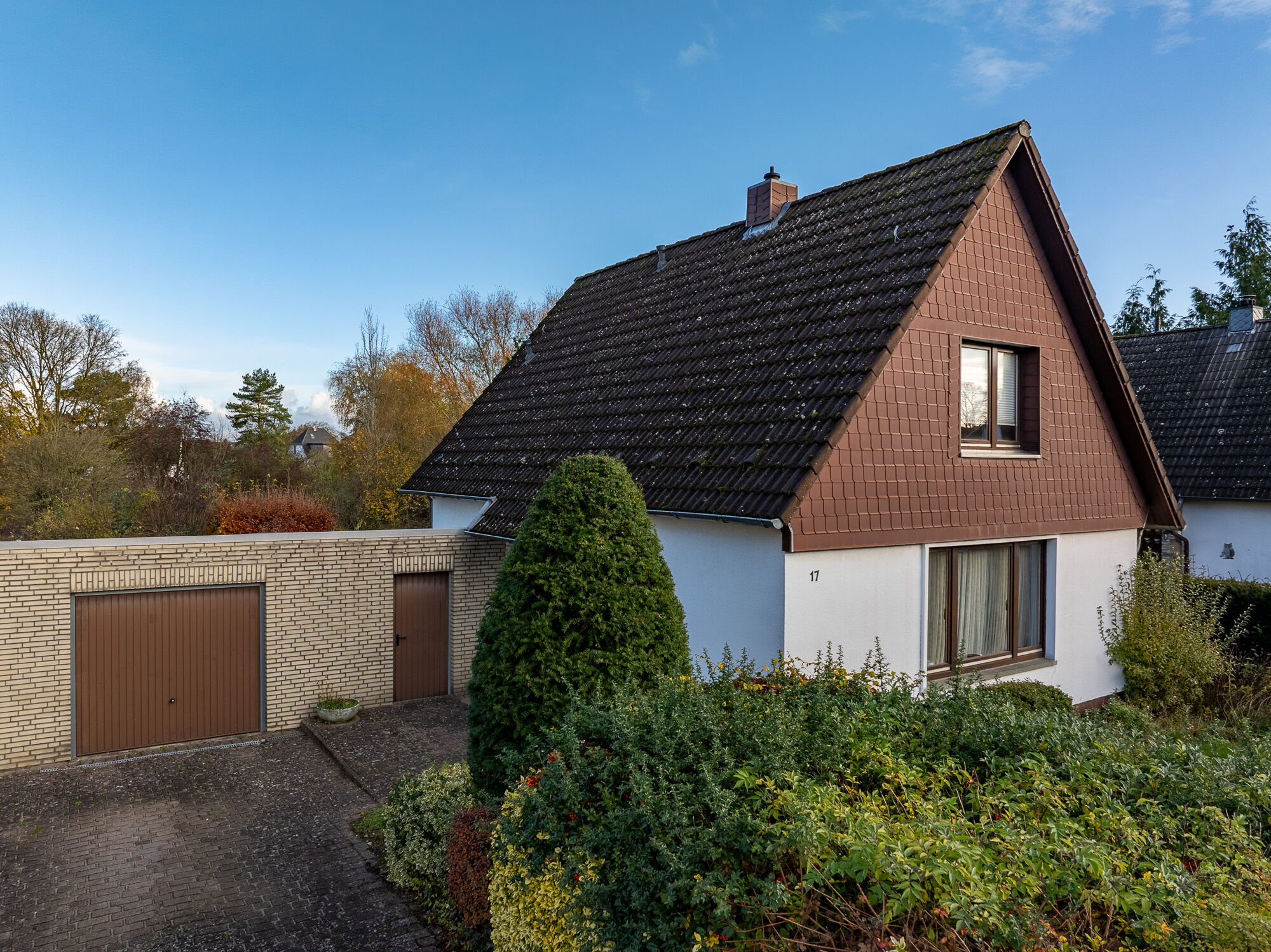 Ansicht Strasse mit Garage - Einfamilienhaus mit großzügigem Grundstück – ideal für Paare oder kleine Familien