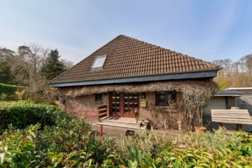 Blick zur Haustür - Großes Einfamilienhaus mit Einliegerwohnung und Vollkeller in Malente / Krummsee