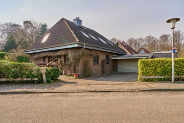 Blick von der Straße - Großes Einfamilienhaus mit Einliegerwohnung und Vollkeller in Malente / Krummsee