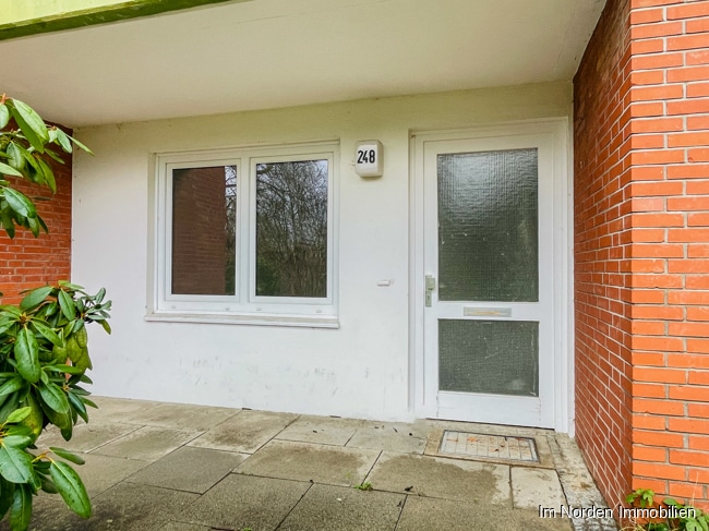 Wohnen auf der Wilhelmshöhe in Eutin: 2-Zimmer-Wohnung zu mieten - Wohnungseingang und überdachte Terrasse