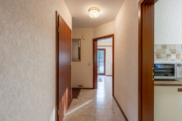 Flur, Blick zum Wohnzimmer - Einfamilienhaus mit Vollkeller in Eutin-Fissau