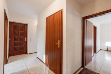 Flur Erdgeschoss, Blick zur Haustür - Einfamilienhaus mit Vollkeller in Eutin-Fissau