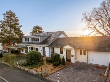 gesamtes Gebäude von der Strassenseite - Maisonettewohnung mit Ostseeblick