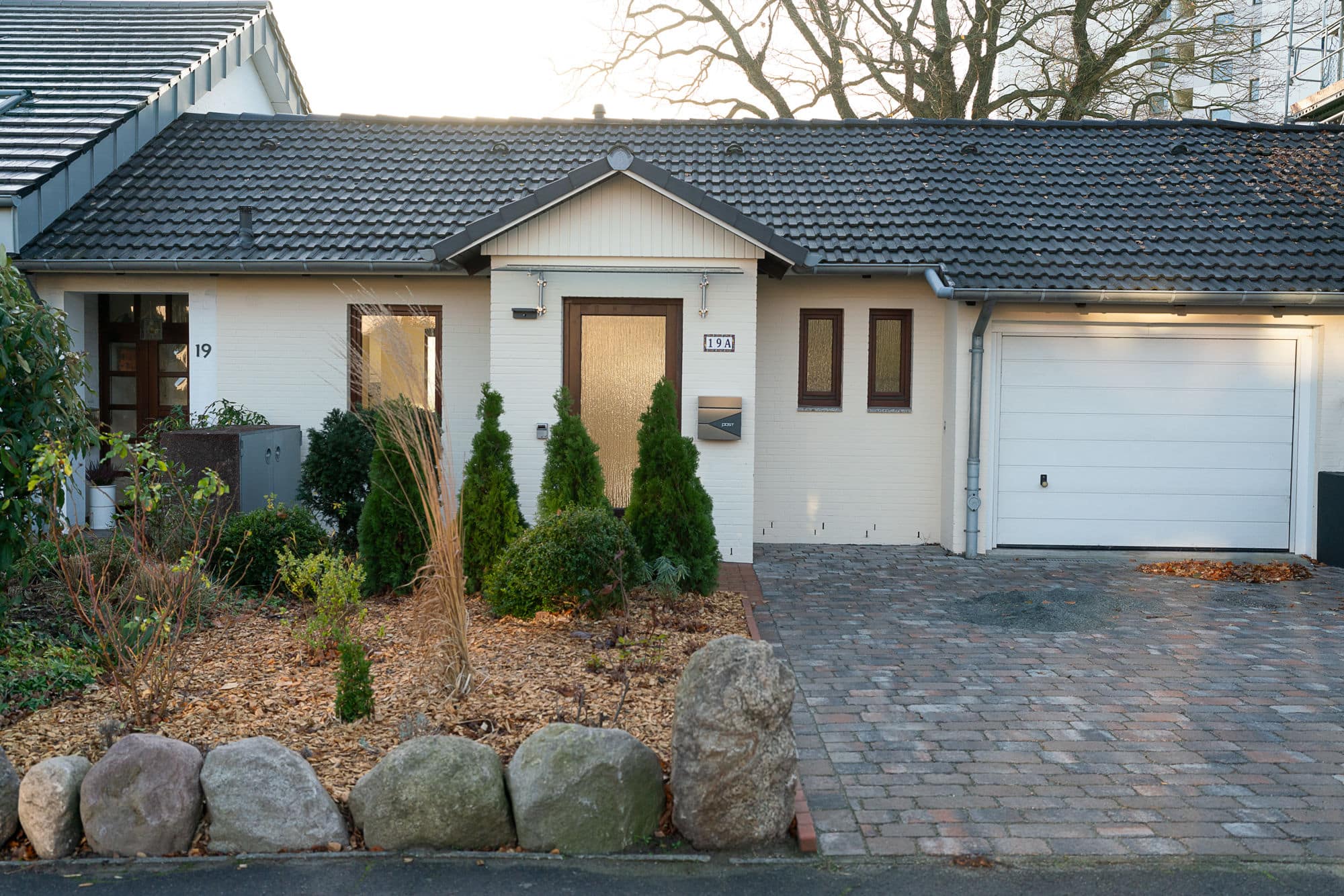 rechter Gebäudeteil mit Zufahrt und Garage - Maisonettewohnung mit Ostseeblick