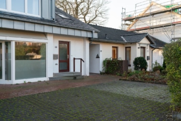 Stellplätze und Wohnungseingänge - Maisonettewohnung mit Ostseeblick