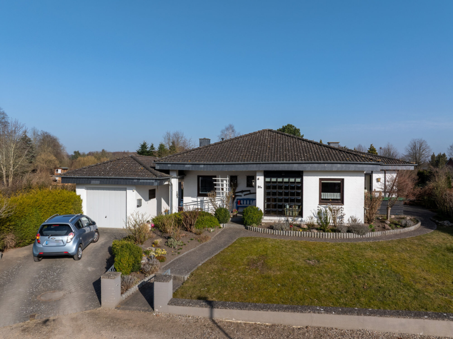 Ansicht von der Dorfstr., Auffahrt, Garage