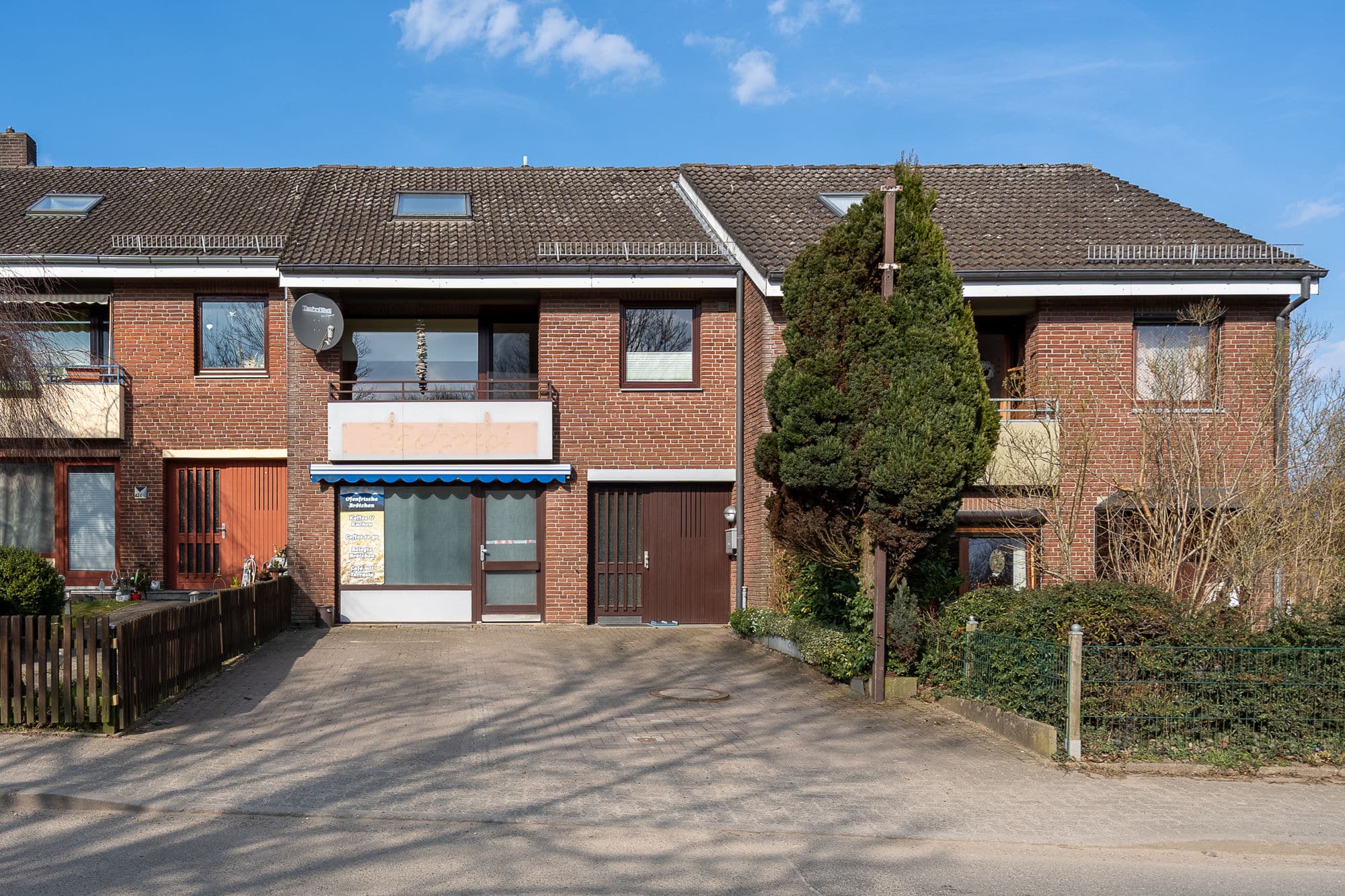 Straßenansicht - Reihenmittelhaus mit Gewerbeeinheit in Hutzfeld