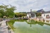 Moderne Villa auf großem Grundstück in ländlicher Umgebung - Schwimmteich mit Blick zum Grillhäuschen